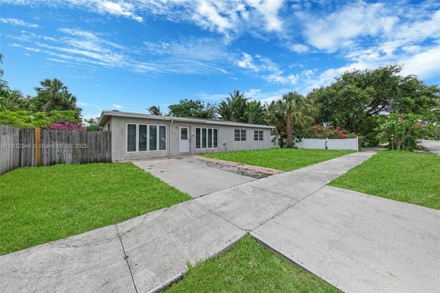 2 of 35 - 610 Snowden Dr, Lake Worth, FL