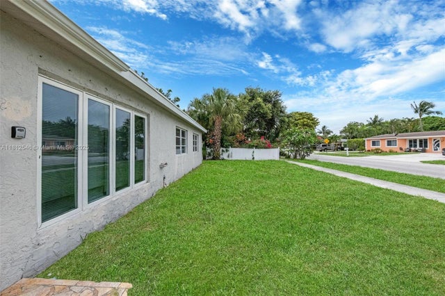 4 of 35 - 610 Snowden Dr, Lake Worth, FL