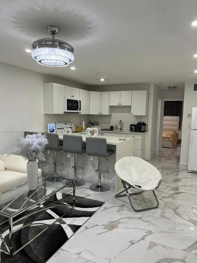 1 of 25 - 2905 Pierce St 7, Hollywood, FL