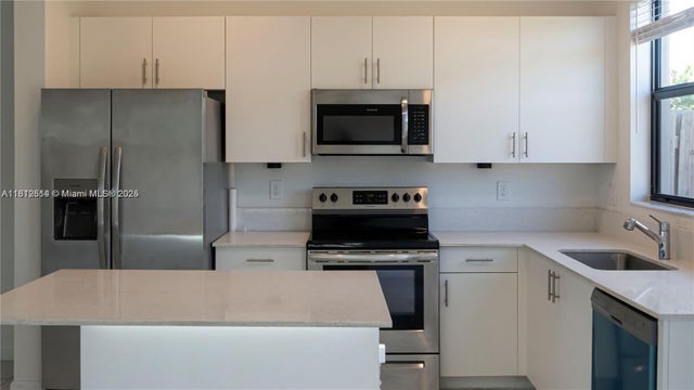 5 of 31 - 561 Ne 208th Ter, Miami, FL