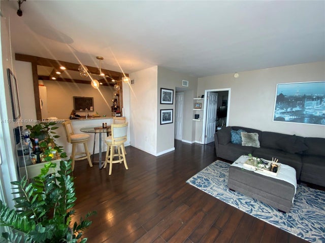 3 of 11 - 6900 Bay Dr 10d, Miami Beach, FL