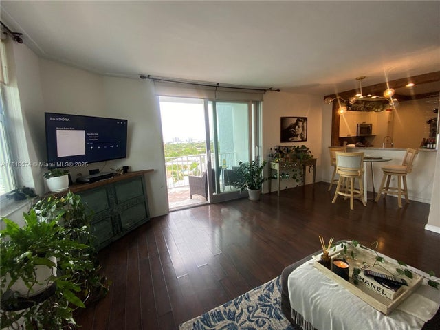 4 of 11 - 6900 Bay Dr 10d, Miami Beach, FL