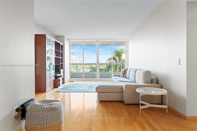 2 of 39 - 21205 Yacht Club Dr 707, Aventura, FL
