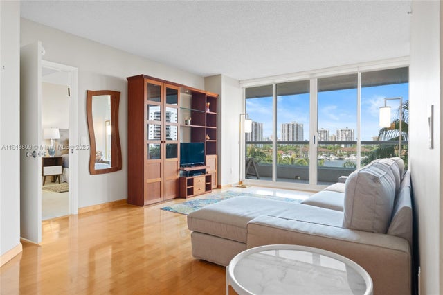 3 of 39 - 21205 Yacht Club Dr 707, Aventura, FL