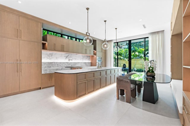 3 of 31 - 4010 Park Ave, Miami, FL