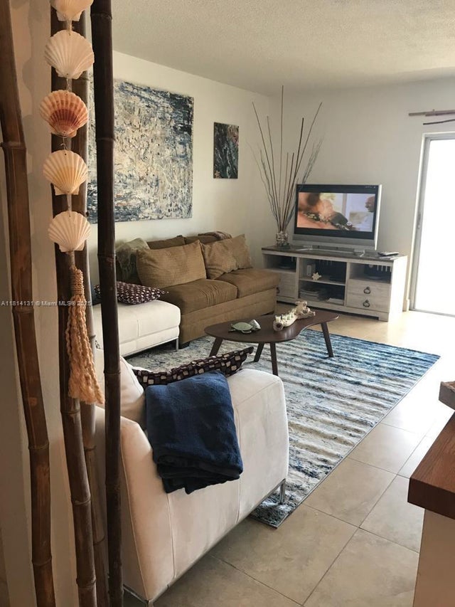 5 of 32 - 320 S Surf Rd 305, Hollywood, FL