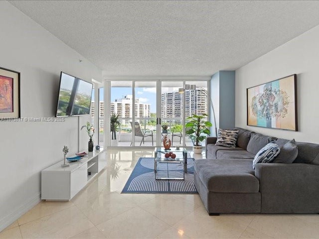 1 of 34 - 21055 Yacht Club Dr 1007, Aventura, FL
