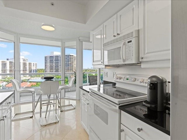 3 of 34 - 21055 Yacht Club Dr 1007, Aventura, FL