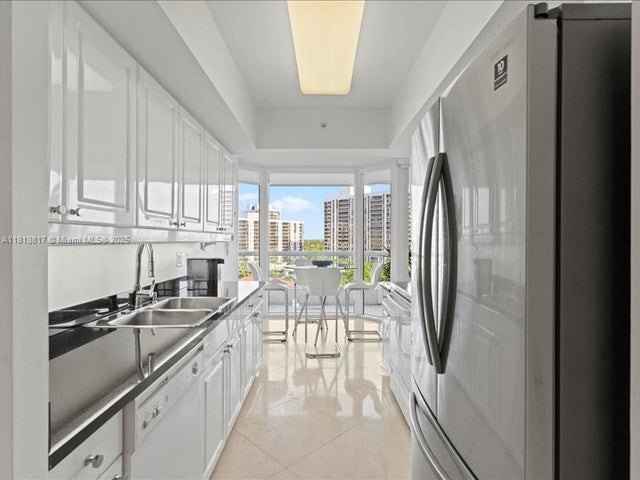 4 of 34 - 21055 Yacht Club Dr 1007, Aventura, FL