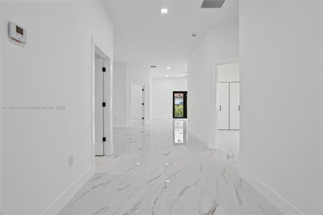 3 of 23 - 2536 Nw 15th St, Fort Lauderdale, FL
