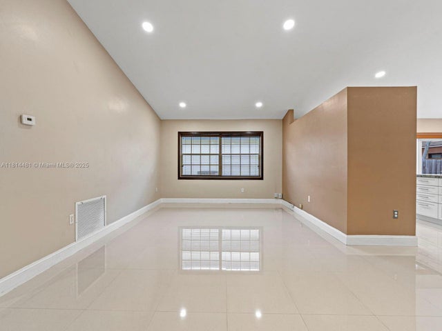 4 of 35 - 19847 Nw 86th Ave, Hialeah, FL