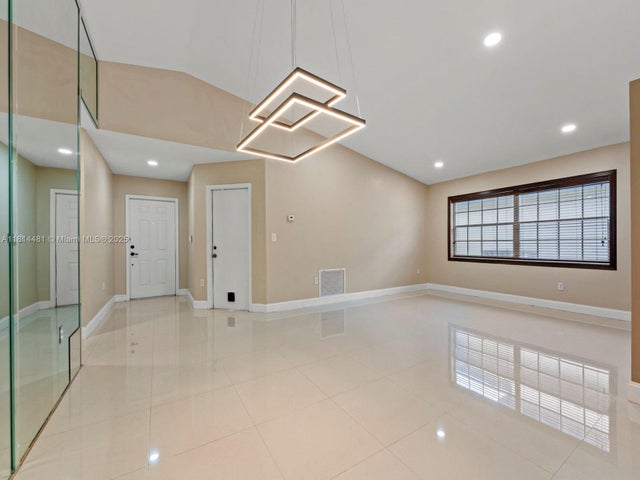 5 of 35 - 19847 Nw 86th Ave, Hialeah, FL