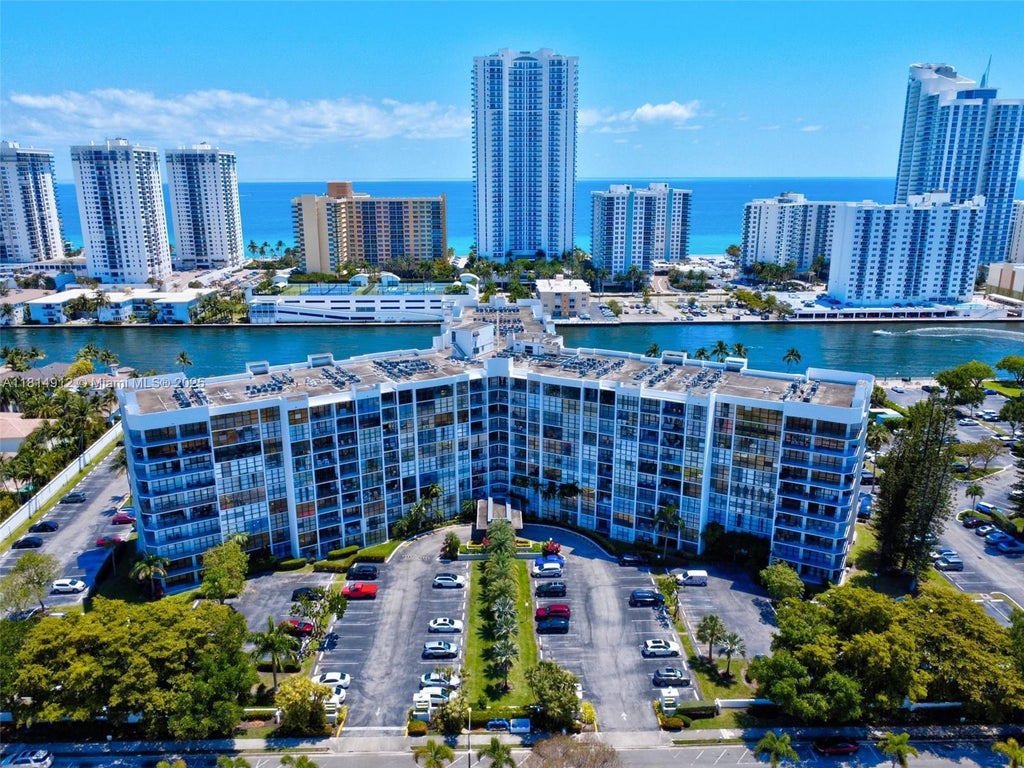 1000 Parkview Dr 818, Hallandale Beach