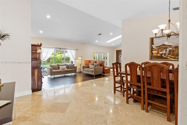 4 of 38 - 875 Nw 108th Ln, Coral Springs, FL
