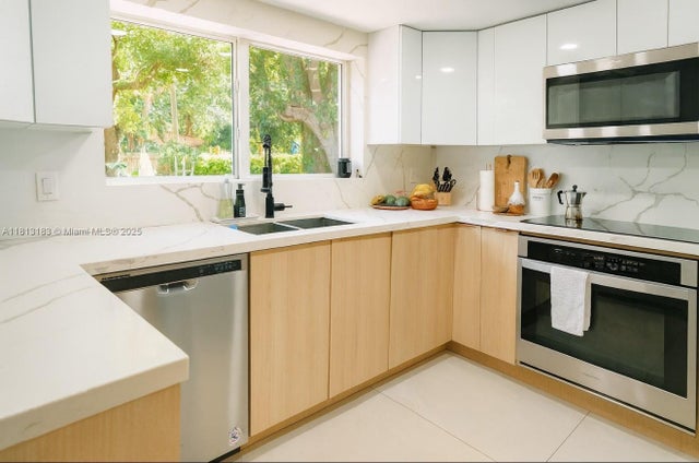 4 of 12 - 365 Ne 87th St, El Portal, FL