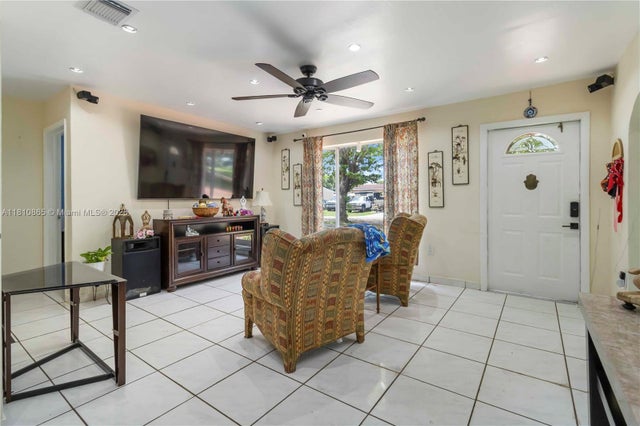 4 of 30 - 7141 Custer St, Hollywood, FL