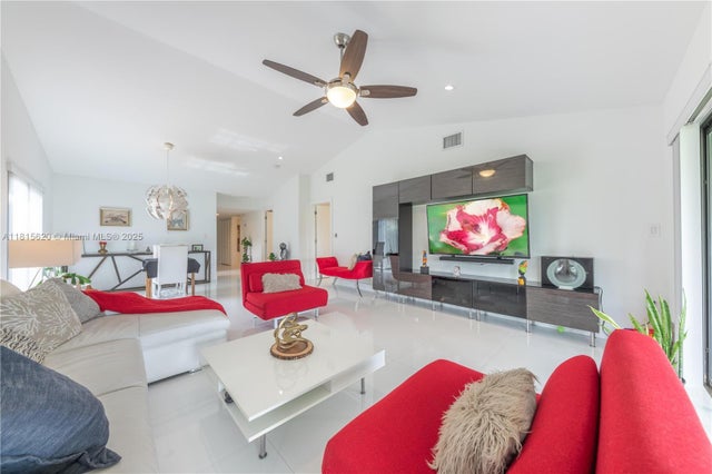 2 of 38 - 16189 Laurel Dr 25, Weston, FL