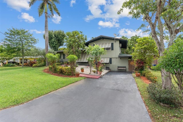 2 of 39 - 2472 Andros Ln, Fort Lauderdale, FL