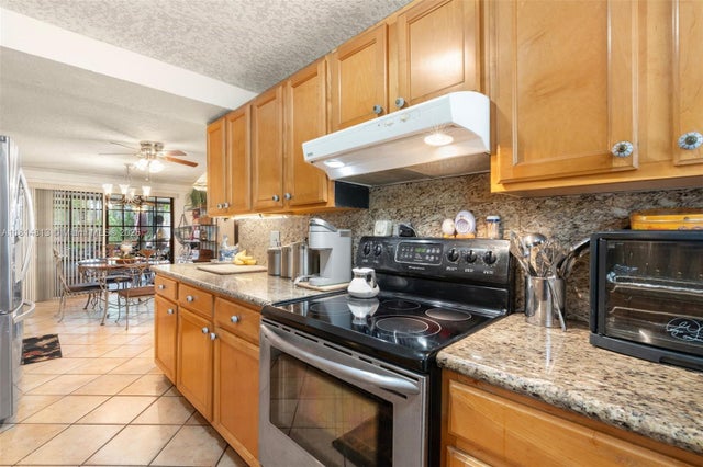 5 of 39 - 2472 Andros Ln, Fort Lauderdale, FL