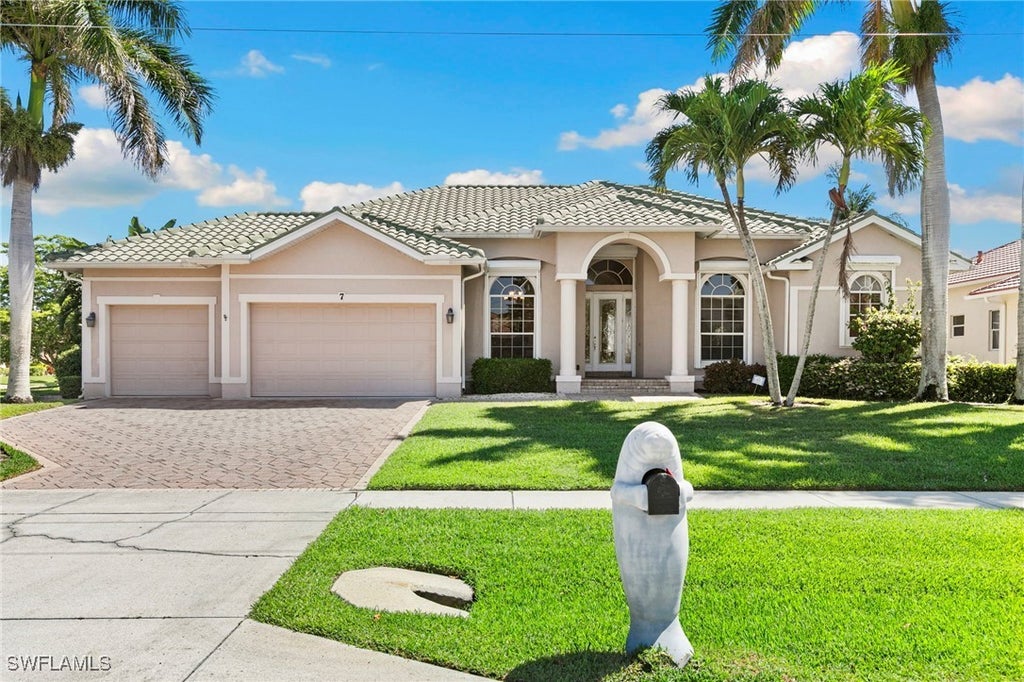 7 Blue Hill Ct, Marco Island