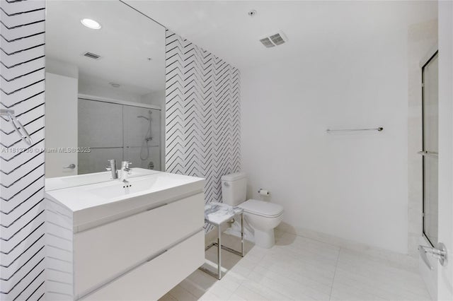 5 of 20 - 17301 Biscayne Blvd 605, North Miami Beach, FL