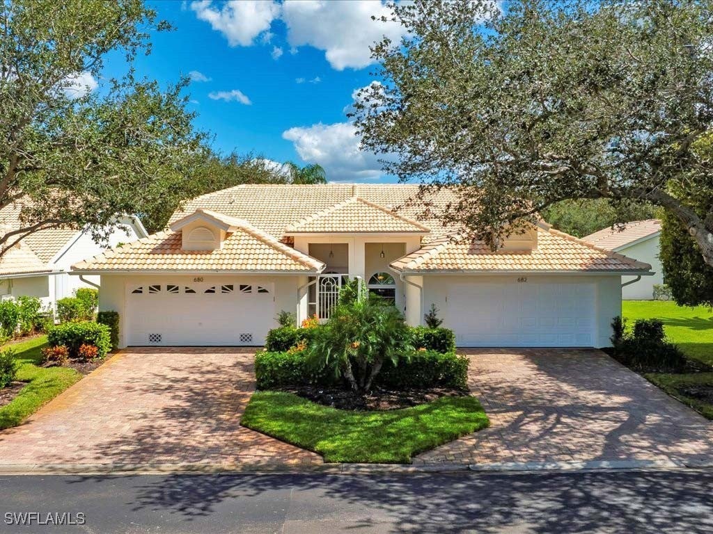 682 Wiggins Bay Dr, Naples