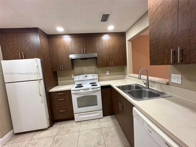 3 of 27 - 2541 Nw 56th Ave 3-19, Lauderhill, FL
