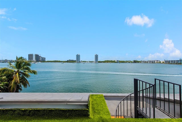 4 of 30 - 3209 Ne 169th St, North Miami Beach, FL