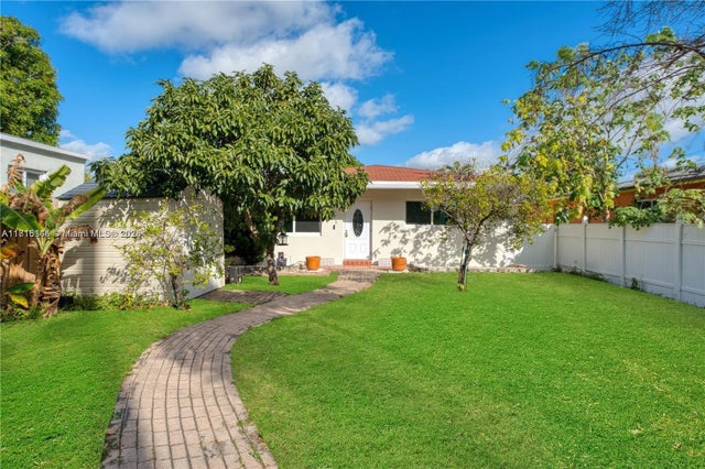 2 of 21 - 735 Ne 38th St, Oakland Park, FL