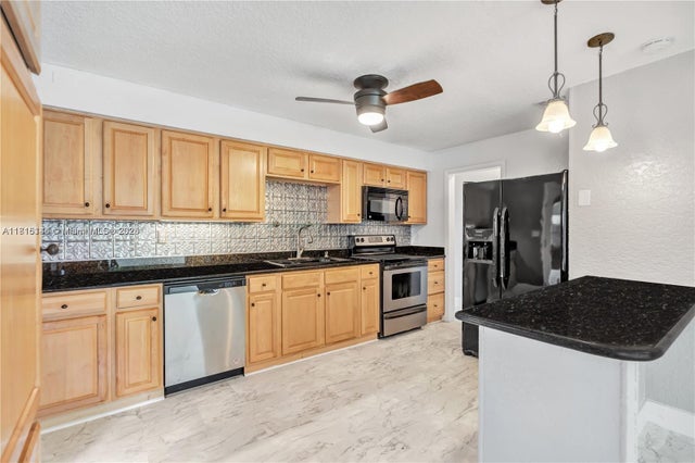 3 of 21 - 735 Ne 38th St, Oakland Park, FL