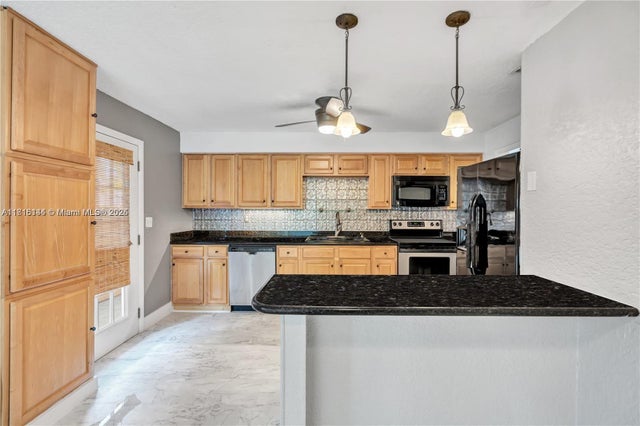 5 of 21 - 735 Ne 38th St, Oakland Park, FL