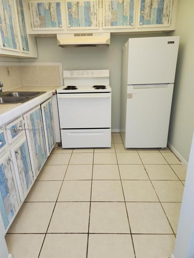 1 of 11 - 119 Salisbury E, West Palm Beach, FL