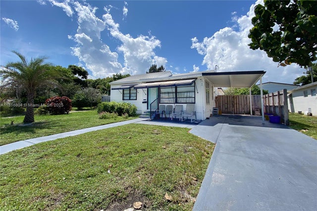 2 of 24 - 1109 S M St, Lake Worth, FL
