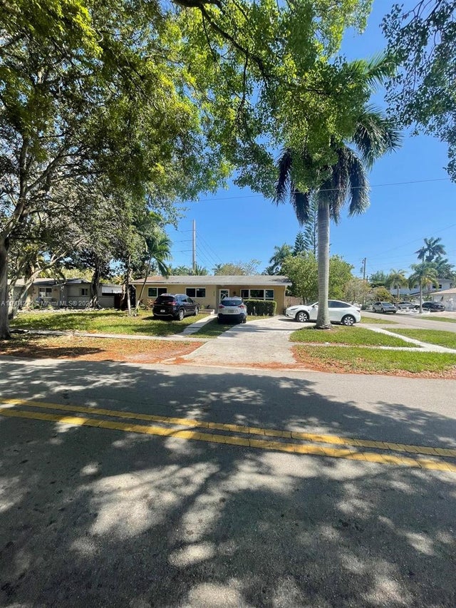 2 of 12 - 2724 Cleveland St, Hollywood, FL