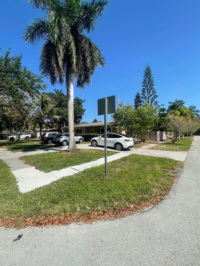 4 of 12 - 2724 Cleveland St, Hollywood, FL
