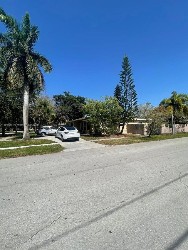 5 of 12 - 2724 Cleveland St, Hollywood, FL