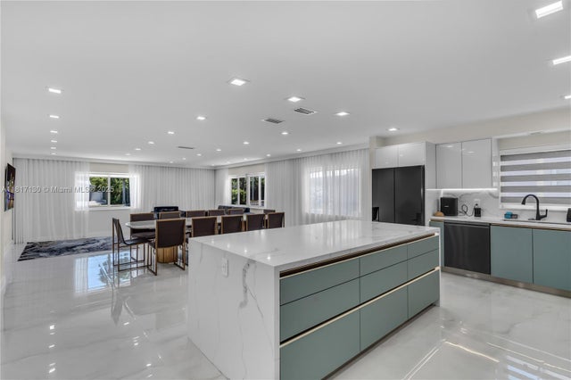 3 of 37 - 1045 Hollywood Blvd, Hollywood, FL