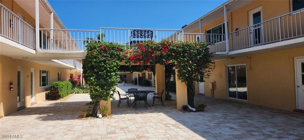 548 Broad Ave S 548, Naples