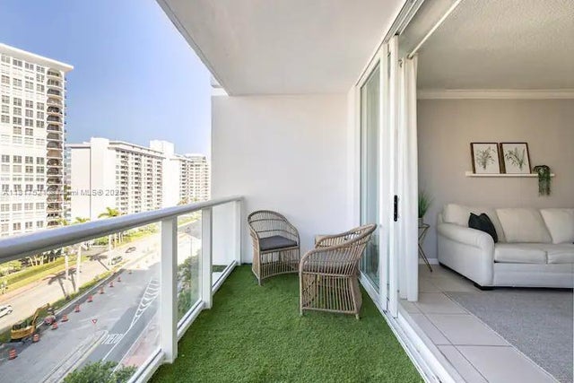 2 of 56 - 5601 Collins Ave 923, Miami Beach, FL