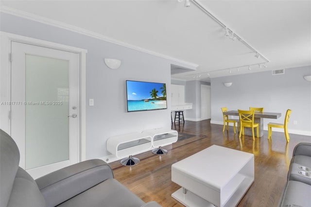 5 of 27 - 1100 11th St 208, Miami Beach, FL