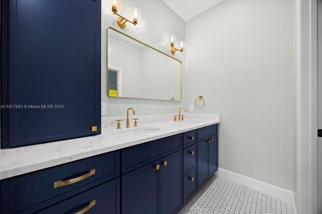 3 of 48 - 930 34th St, West Palm Beach, FL