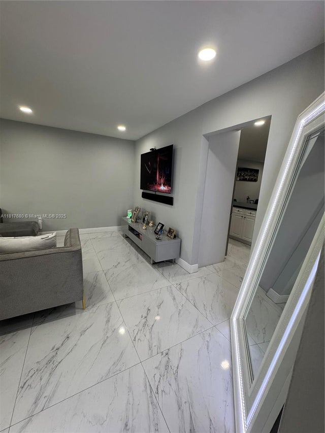 5 of 25 - 11510 Sw 7th St, Sweetwater, FL