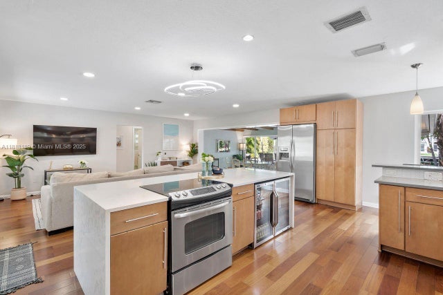 2 of 48 - 2837 Ne 17th Ave, Wilton Manors, FL