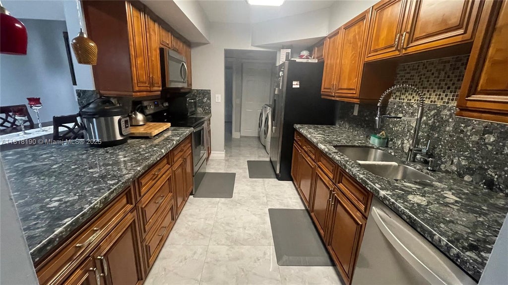 11040 S Lakeview Dr, Pembroke Pines