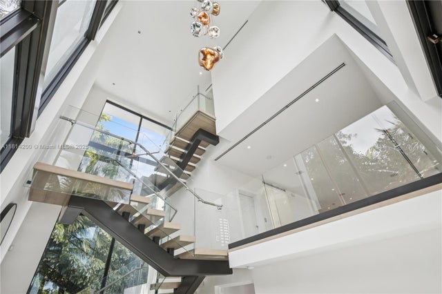 3 of 30 - 420 N Hibiscus Dr, Miami Beach, FL