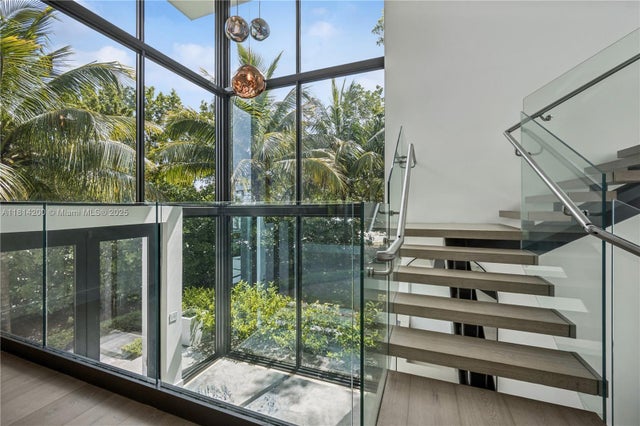 5 of 30 - 420 N Hibiscus Dr, Miami Beach, FL