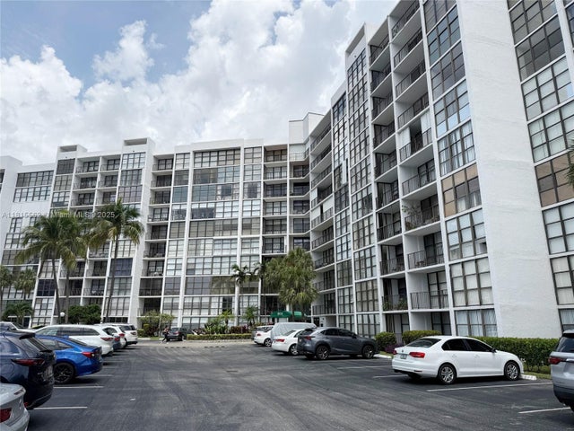 4 of 72 - 800 Parkview Dr 820, Hallandale Beach, FL