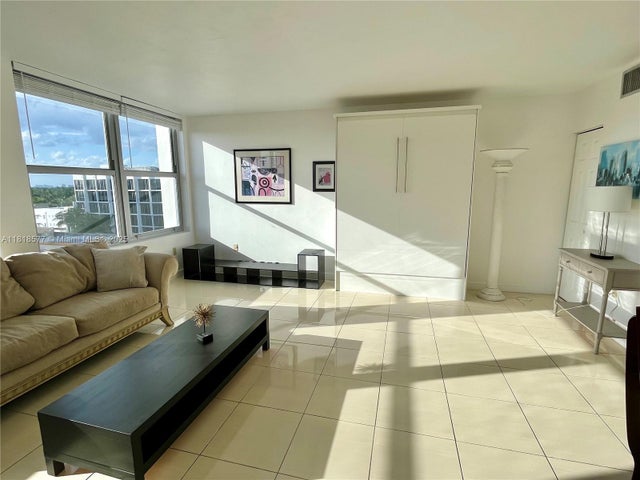 4 of 36 - 2899 Collins Ave 810, Miami Beach, FL