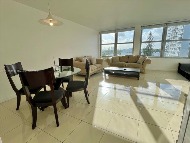 5 of 36 - 2899 Collins Ave 810, Miami Beach, FL