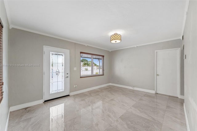 4 of 37 - 810 E 9th Pl, Hialeah, FL